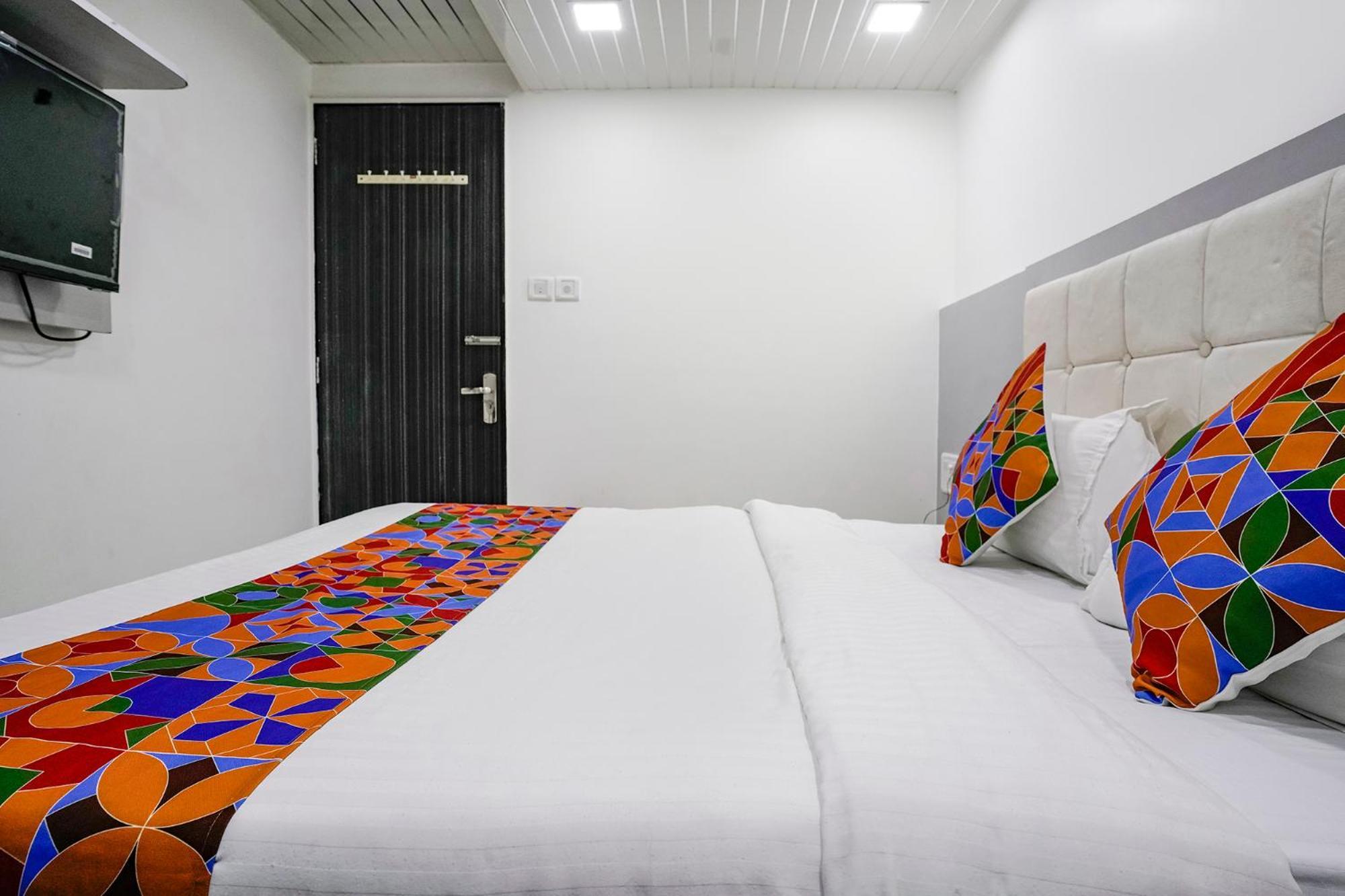 Готель Fabexpress Park Residency - Nr Mumbai International Airport Екстер'єр фото